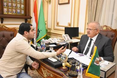 محرر الشروق مع رئيس جامعة القاهرة